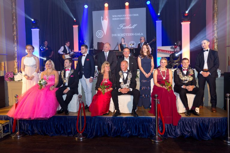 Die Majestäten 2017: Bastian Siebertz und Jennifer Steinbach, Jürgen und Beate Behr, Daniel Behr und Kira Hurrelmann