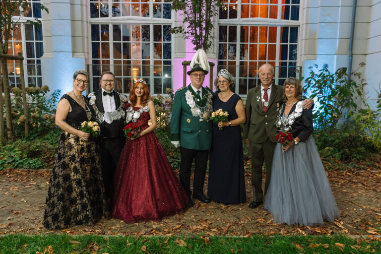 Die Majestäten 2024: Herbert und Jana Kroppen, Franziska Kroppen, Ralf und Marie-José Püllen, Beate und Jürgen Behr